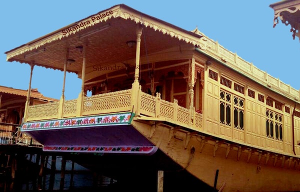 Sikandra Palace Group Of Houseboats