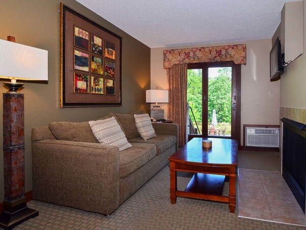 A117 - 1 Bedroom Lake View Suite At Lakefront Hotel