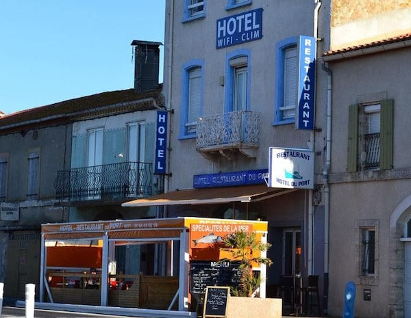 Lhotel Du Port