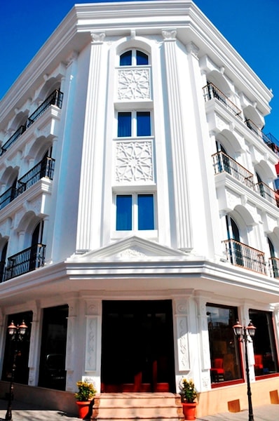 The Magnaura Palace Hotel