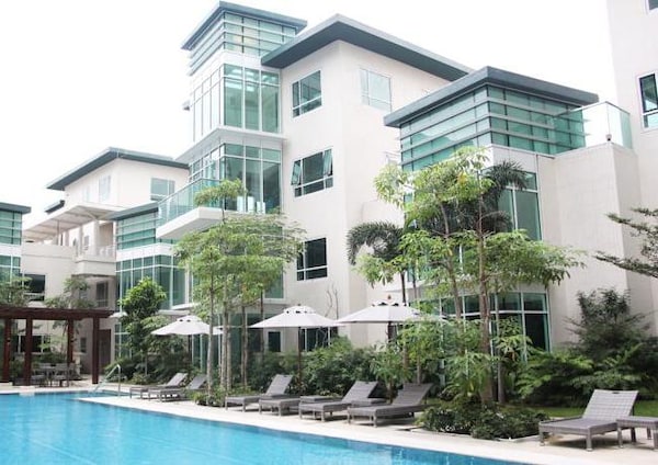Aruga Apartments By Rockwell Makati