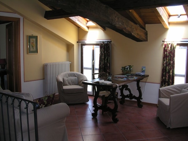 Elegant country house with pool in the Matilda of Canossa area - Studio