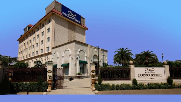 Hotel Nidhivan Sarovar Portico
