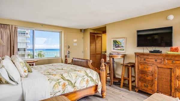 New Remodel - King Bed Suite Over The Pacific Ocean - Diamond Head Beach Hotel