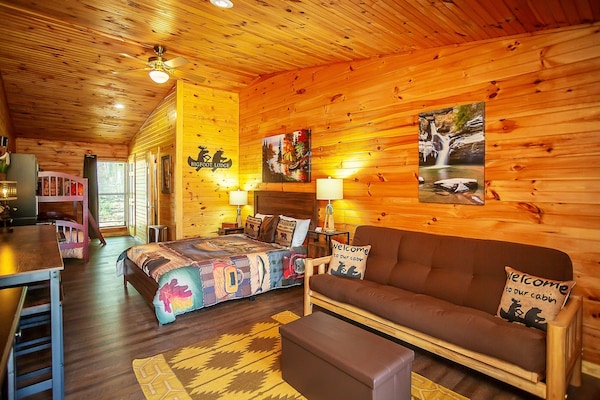 Bigfoot Lodge Room Two - Mountain Getaway