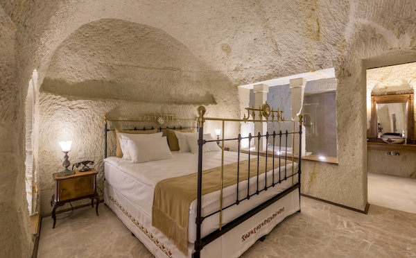 Hanedan Cave Suites