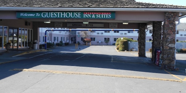 GuestHouse Inn & Suites Eugene