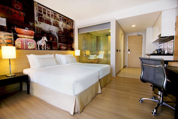 Straits Hotel & Suites