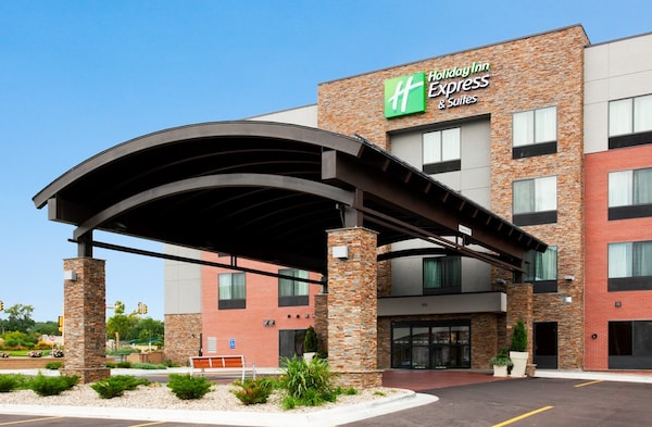 Holiday Inn Express & Suites Fort Dodge, an IHG Hotel