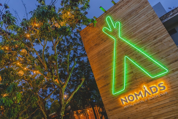 Nomads Hotel Hostel & Beachclub