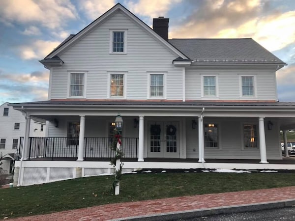 Publick House Historic Inn And Country Motor Lodge