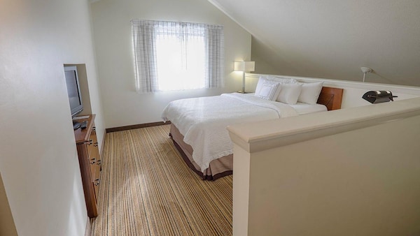 Albany Airport Inn & Suites