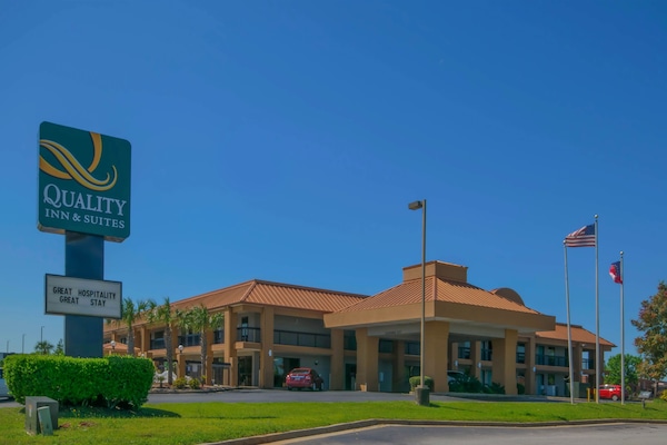 Quality Inn & Suites Near Robins Air Force Base