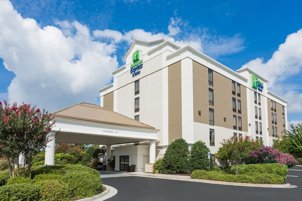 Holiday Inn Express & Suites Wilmington-University Center, An Ihg Hotel