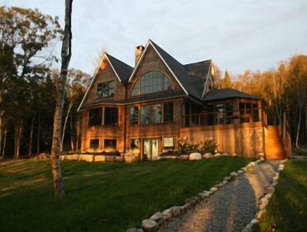 Cottage On The Shore - Four Bedroom Home