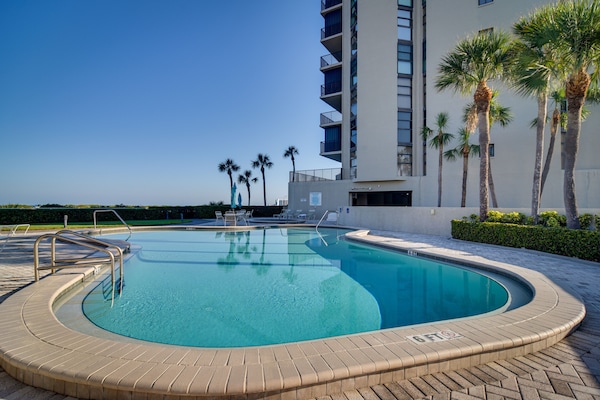 Newly Renovated Beachfront Escape On The Shimmering Sands Of Clearwater Beach!