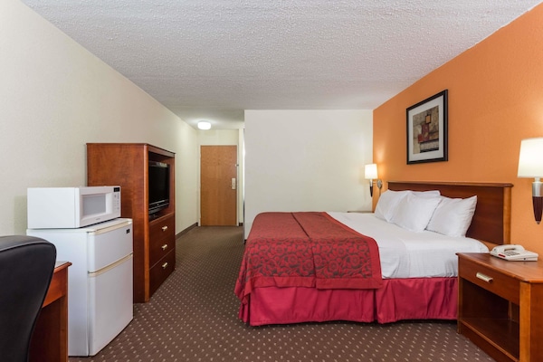 Days Inn & Suites By Wyndham Bloomington/Normal Il