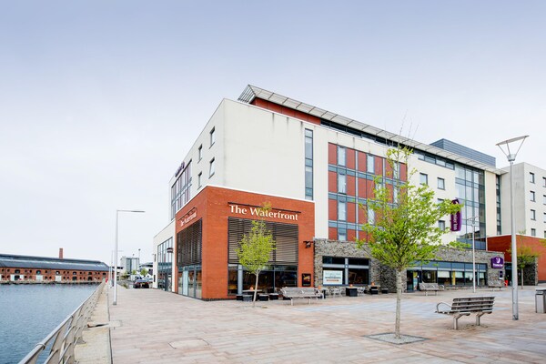 Premier Inn Swansea Waterfront hotel