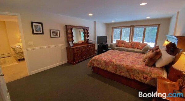 New Spacious Single Family Home, Ski Views, Pool, Ping-pong, Privacy, Steps To Mt Wash Hotel
