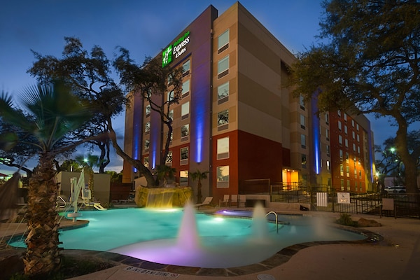 Holiday Inn Express & Suites San Antonio Medical-Six Flags