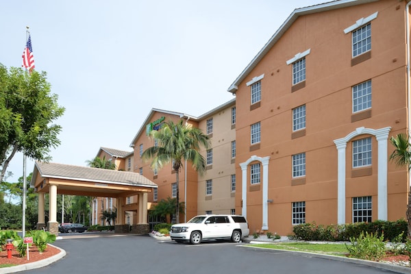Holiday Inn Express & Suites Naples North - Bonita Springs, an IHG Hotel