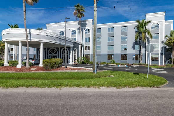 Best Western Plus Fort Myers Inn & Suites