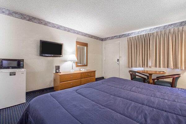 Econo Lodge Inn & Suites Near China Lake Naval Station