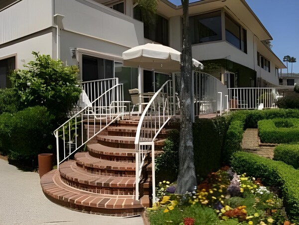 Hotel Laguna Shores Resort