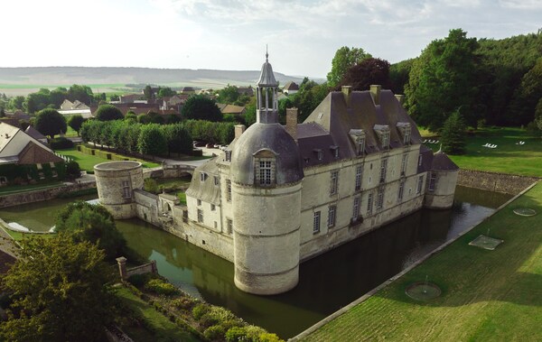 Le Chateau D'Etoges