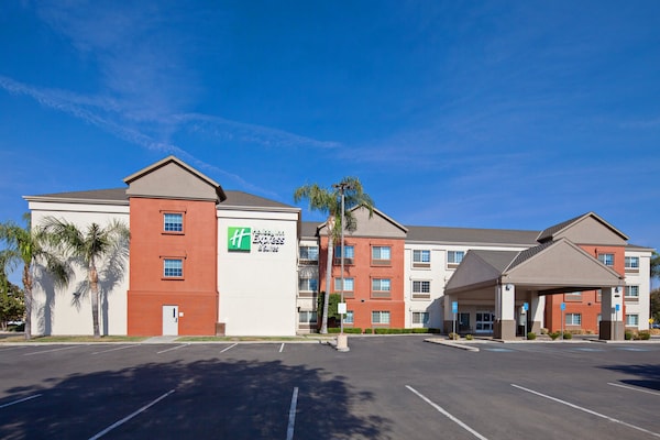 Holiday Inn Express & Suites - Tulare, An Ihg Hotel