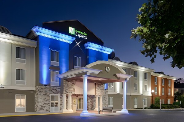 Holiday Inn Express & Suites Philadelphia - Mt Laurel, An Ihg Hotel