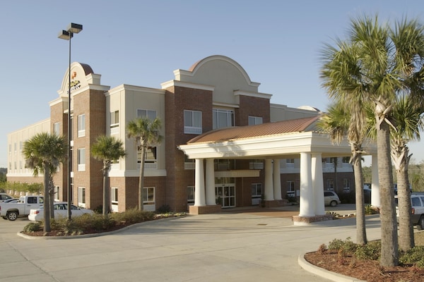 Holiday Inn Express Hotel & Suites Lucedale, an IHG Hotel