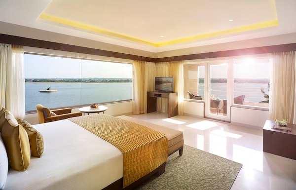 Hotel Naveen Lakeside