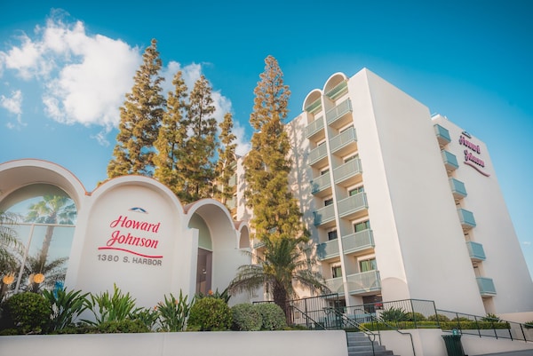 Howard Johnson By Wyndham Anaheim Hotel & Water Playground