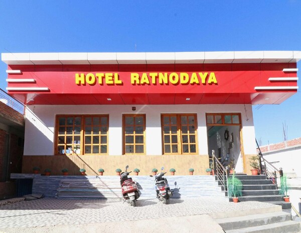 OYO 26832 Hotel Ratnodaya