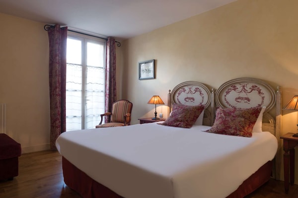 Hotel Aux Vieux Remparts, The Originals Relais