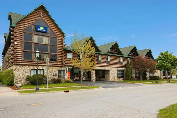 Days Inn and Suites Mackinaw City Bridgeview Lodge