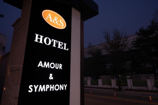 Amour Hotel