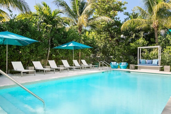 Key West Escape! Three Amazing Units For 12 Guests! Pool, Tiki-bar, Gym