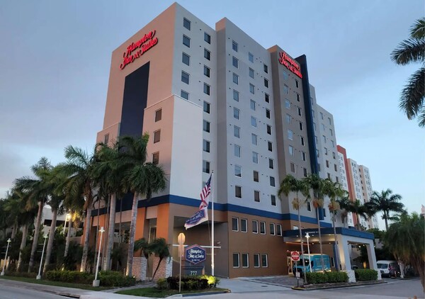 Hampton Inn & Suites by Hilton Miami Airport South - Blue Lagoon