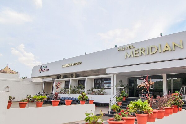 Oyo 30651 Hotel Meridian