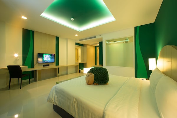 SLEEP WITH ME HOTEL design hotel @ patong (SHA Plus+)