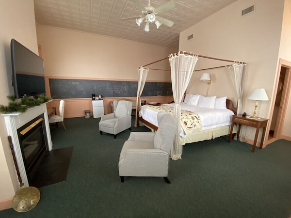 Romantic Boutique Hotel / Bed And Breakfast - Schoolhouse Suite