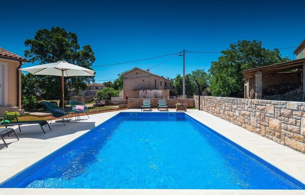Villa With Private Pool Near Zminj