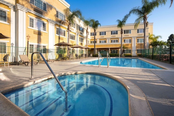 Holiday Inn Express & Suites Garden Grove-Anaheim South