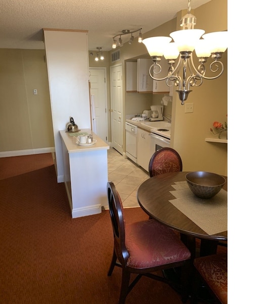 Hotel/suite Best Priced $$$$$$ 1 Bedroom Unit With Pull Out Couch