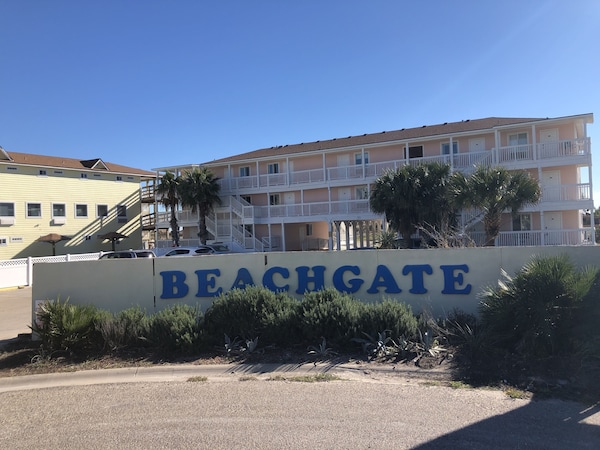 Beachgate Condosuites And Oceanfront Resort