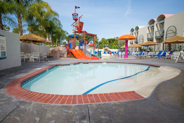 Howard Johnson By Wyndham Anaheim Hotel & Water Playground