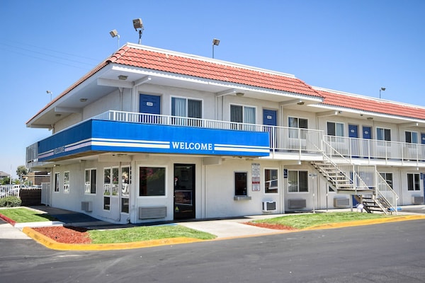 Motel 6 Fresno-Blackstone South