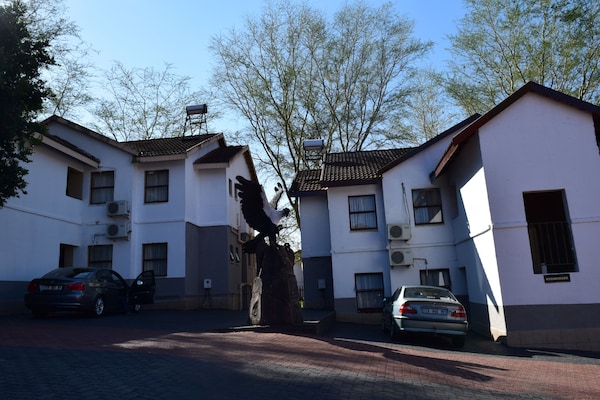 Mthunzi Hotel & Apartments